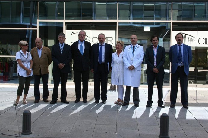 Nieto Junto Al Director De La Asociación Española Contra el Cáncer, entre Otros