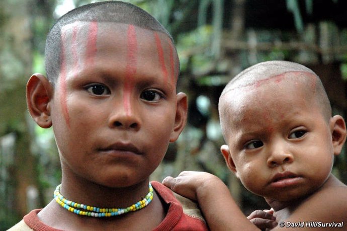 Una Madre Del Pueblo Indígena Colombiano Nukak Con Su Hijo