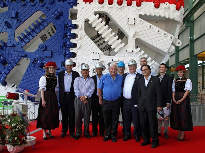 El Presidente De Panamá, Ricardo Martinelli, Rodeado De Autoridades Y Directivos