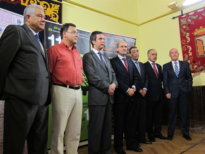 Representantes De Las Distintas Instituciones Presentes En La Institución Ferial