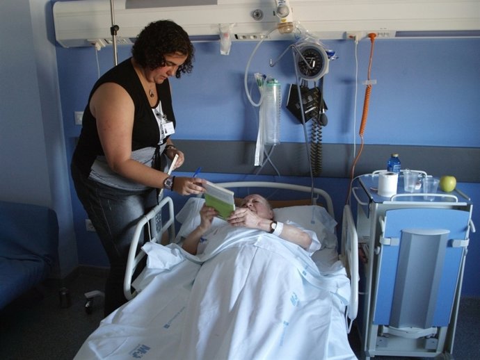 Una Paciente Con Un Libro         