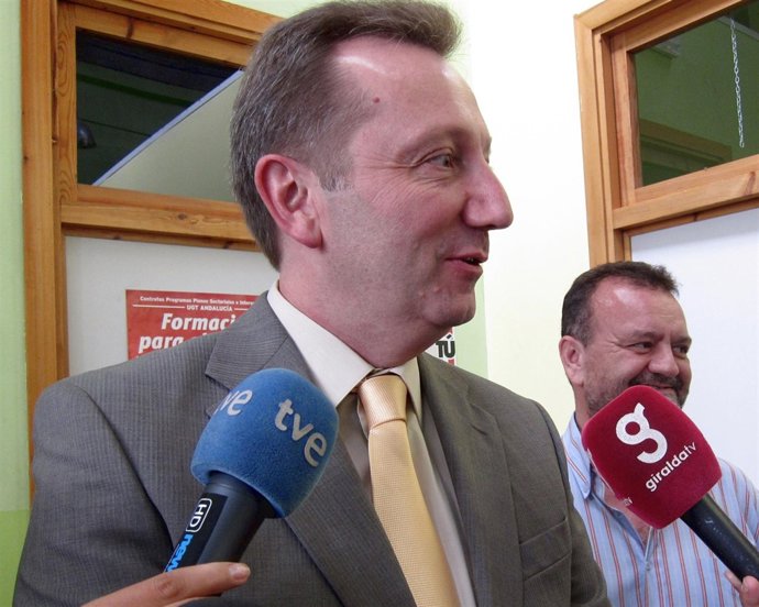 El Consejero De Empleo, Manuel Recio, Visita Instalaciones De UGT.