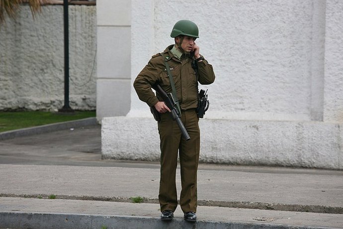 Soldado Hablando Por Teléfono 
