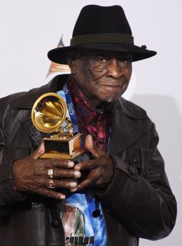 El Bluesman David 'Honeyboy' Edwards Con El Grammy Que Recibió En 2008