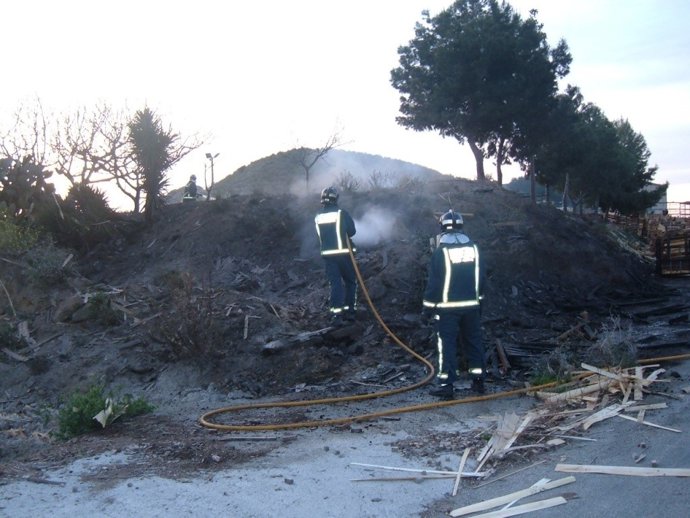 Bomberos Trabajan En La Extinción De Un Incendio