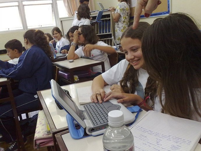 Niñas Manejando Un PC