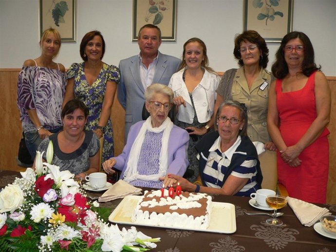 La Homenajeada Con Familiares, Compañeros Y Autoridades