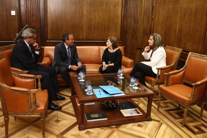 Soraya Sáenz De Santamaría (PP) Y Jesús Terciado (CEPYME)