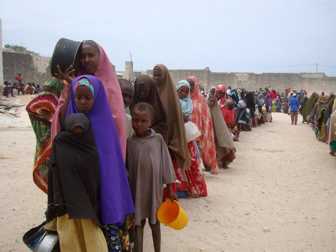 Somalíes A Las Puertas De Un Campamento 
