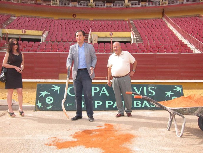 El Alcalde, José Antonio Nieto, Echa Tierra Batida Para Pista En Plaza De Toros 