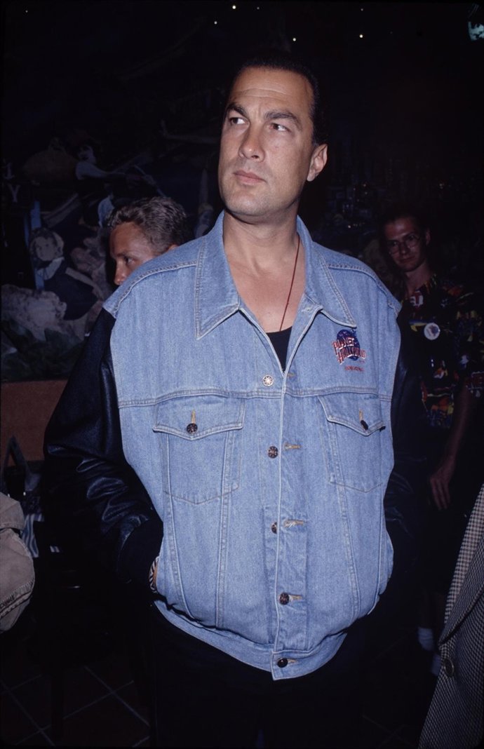 Steven Seagal Mirando Hacia Un Lado