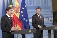 Zapatero ve "signos positivos" en el rescate a Portugal 