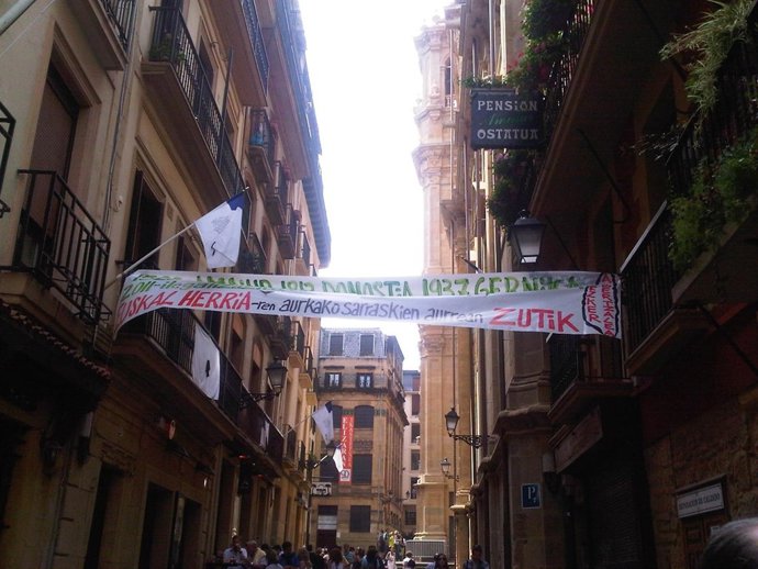 Cartel En La Parte Vieja Donostiarra.