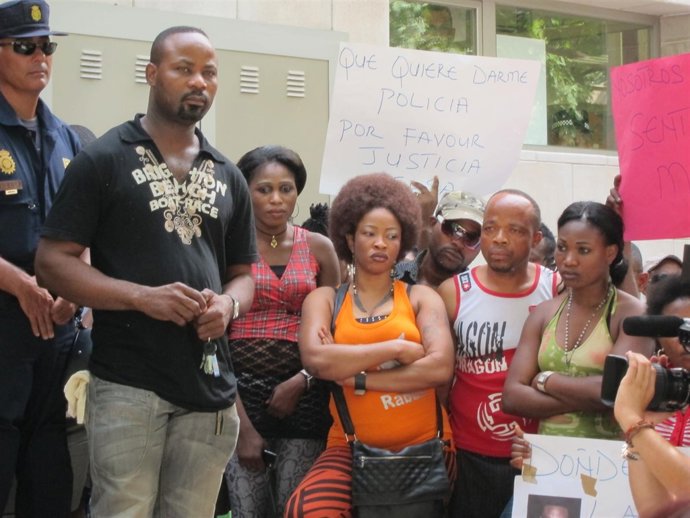Un Grupo De Nigerianos Se Concentra Frente A La  Policía Local De Son Gotleu 