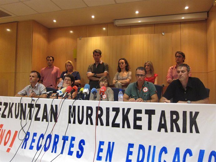 Rueda De Prensa De Los Sindicatos De Enseñanza De Navarra Contra Recortes.