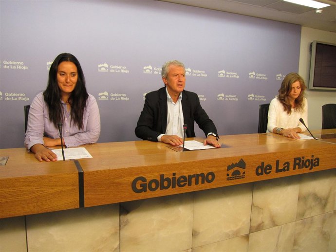 Del Río Presenta Movic Acompañado De Una De Las Artistas Y La Directora Del IRJ