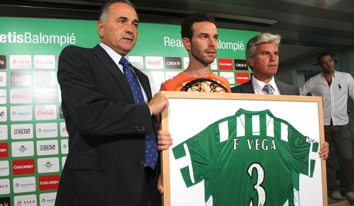 Fernando Vega Recibe De Miguel Guillén Y Rafael Gordillo Su Camiseta Enmarcada