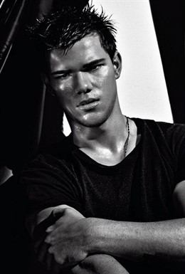 Taylor Lautner En La Revista 'VMAN'