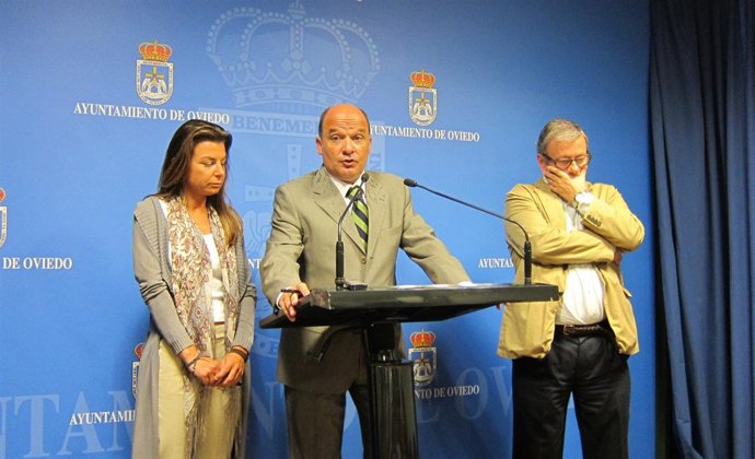 De Mesa, En El Centro, Acompañado Por Arganza Y Donoso, En Rueda De Prensa.