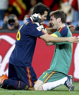 Iker Casillas y Busquets, campeones del mundo