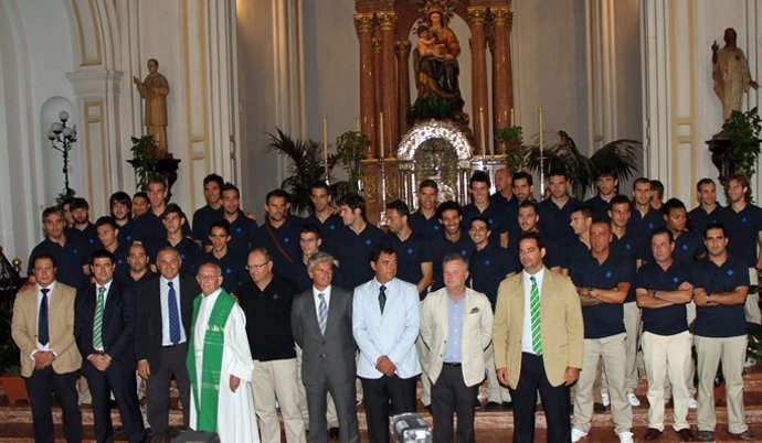 La Plantilla Del Betis En La Capilla Del Colegio San Antonio María Claret