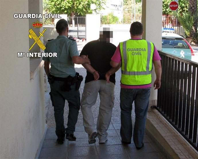 Un Detenido Custodiado Por Agentes De La Guardia Civil