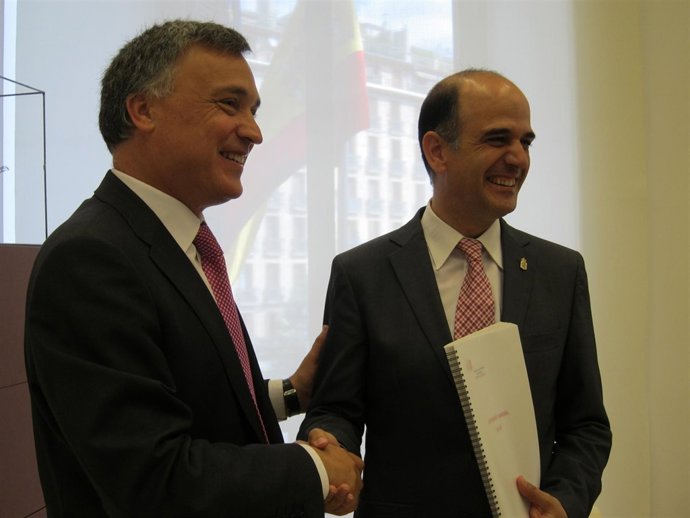 El Defensor Del Pueblo Y El Presidente Del Parlamento De Navarra.