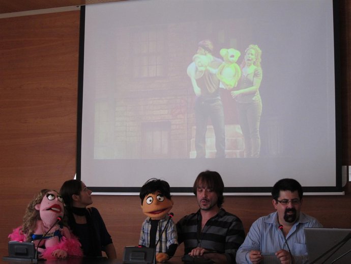 Actores Y Gerente, En La Presentación