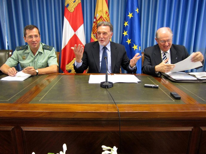 El Delegado Del Gobierno, En El Centro, Tras La Comisión De Asistencia