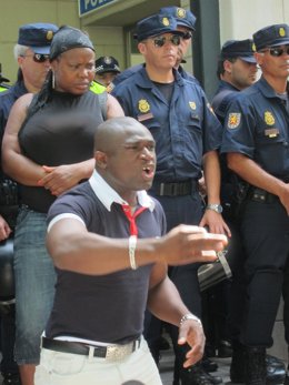 El Representante De Los Nigerianos Ante Una Fuerte Presencia Policial 