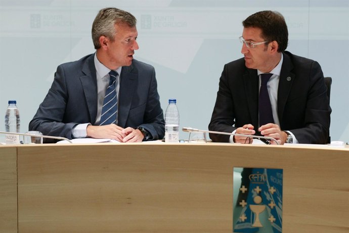 Alberto Núñez Feijóo Charla Con Alfonso Rueda Durante El Consello