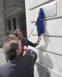 De La Serna, Diego Y Ocejo Descubren Una Placa Del FIS En La Porticada. 