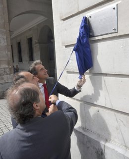 De La Serna, Diego Y Ocejo Descubren Una Placa Del FIS En La Porticada. 