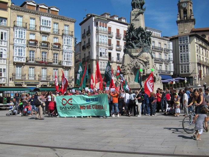 Imagen De La Concentración De Los Trabajadores De Daewoo