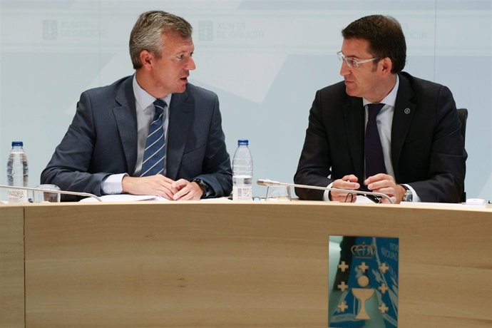 Alberto Núñez Feijóo Charla Con Alfonso Rueda Durante El Consello