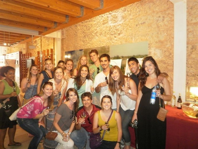 Jóvnes Estadounidenses Visitan El Museo Del Vino De Peñafiel