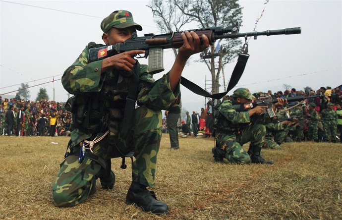 Excombatientes Maoistas De Nepal Durante La Ceremonia De Desarme De La Guerrilla