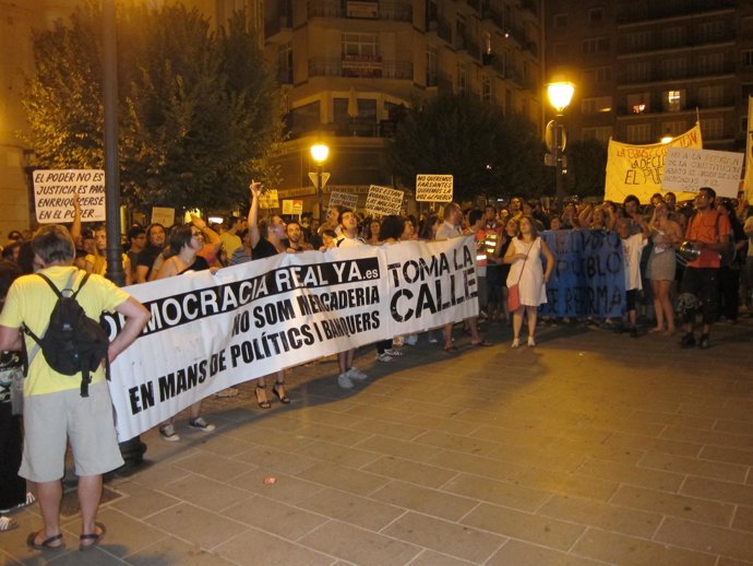 Manifestantes Frente A La Delegación Del Gobierno 