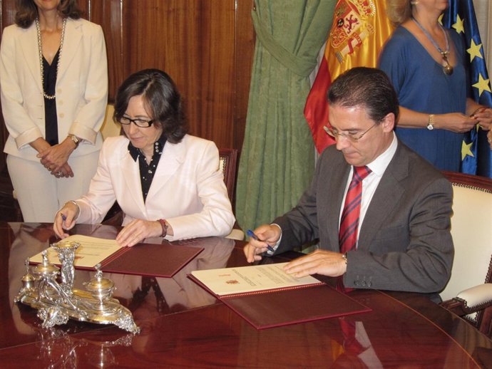 Aguilar Y Castellano Firman El Convenio Sobre Chiringuitos.