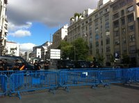 Medio centenar de indignados recorren de la mano el centro de Madrid en rechazo a la reforma
