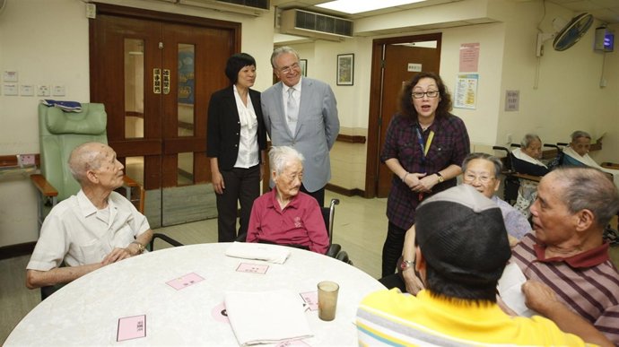 Isidro Fainé Visita Enfermos Terminales En Hong Kong 