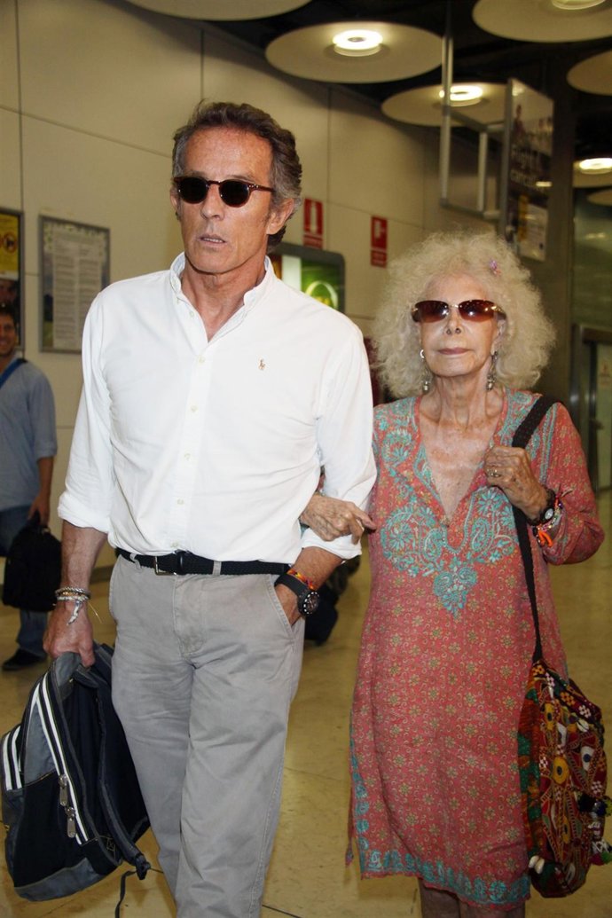 La Duquesa De Alba Y Alfonso Díez Regresan De Sus Vacaciones