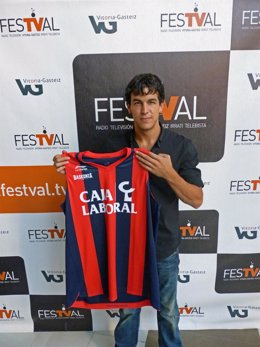 Mario Casas Posando Con La Camiseta De Caja Laboral En El Festval