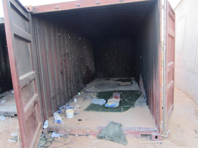 Las Fuerzas De Gadafi Asfixian A Detenidos