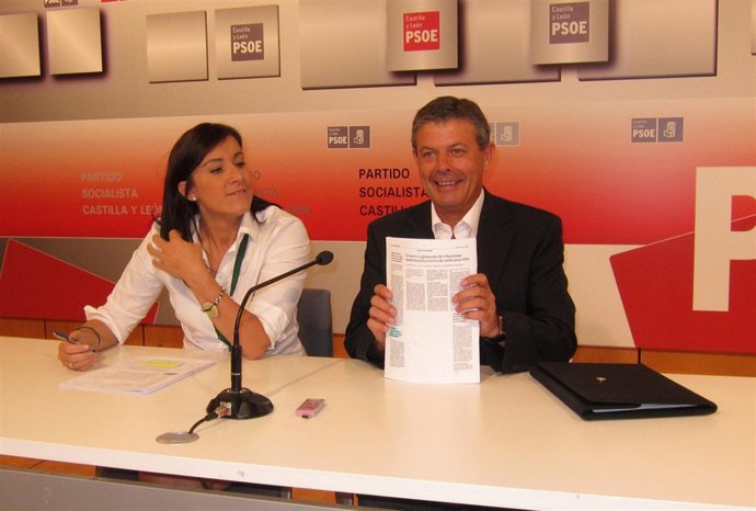 Rueda De Prensa De Los Socialistas Ana Sánchez Y Manuel Fuentes