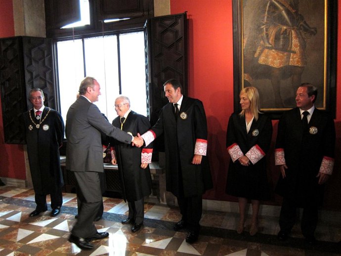 Fabra Salusa A Pla Antes De Prometer Su Cargo En El CJC