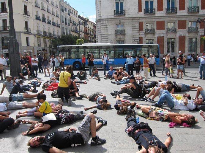 15-M Escenifica La "Muerte" De La Constitución Por La Reforma