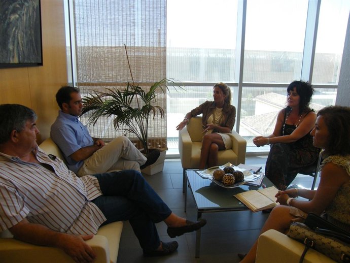 Reunión De La Diputación Y Cáritas 