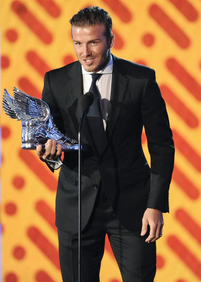David Beckham Con Un Premio En La Mano