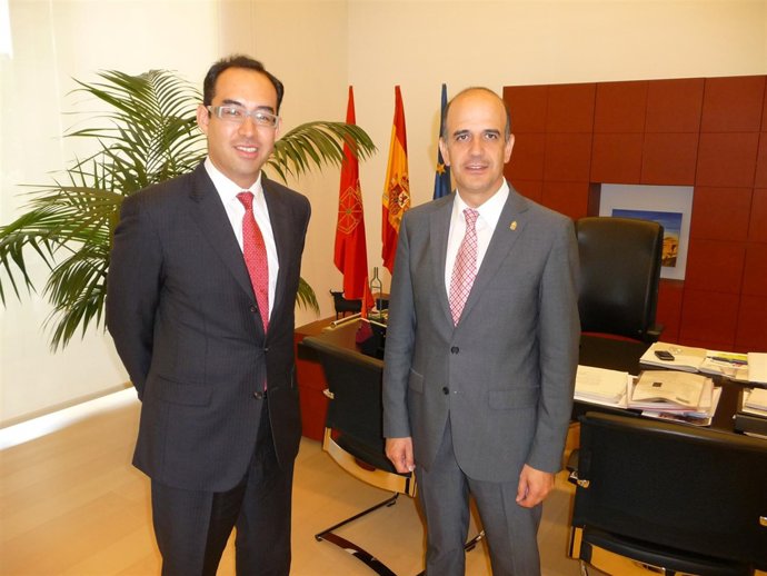 El Cónsul De España En Finlandia Y Alberto Catalán.